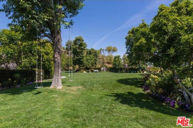 Jennifer-Lopez-home-9-15-backyard