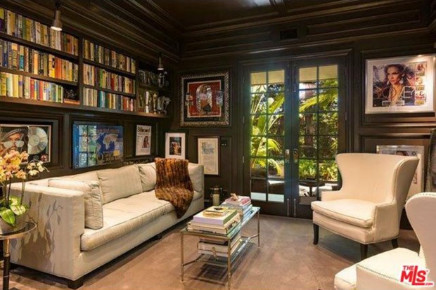 Jennifer-Lopez-home-9-15-living-room-2