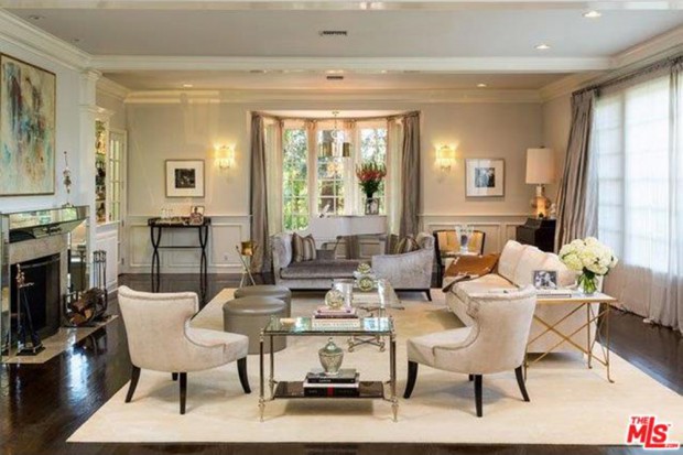 Jennifer-Lopez-home-9-15-living-room-3