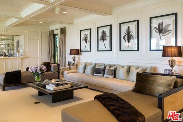 Jennifer-Lopez-home-9-15-living-room