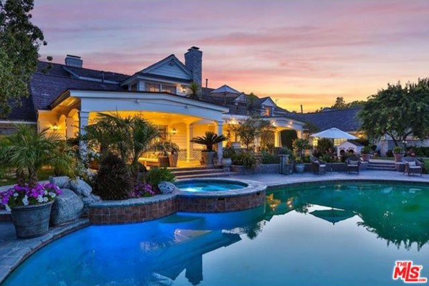 Jennifer-Lopez-home-9-15-pool-2