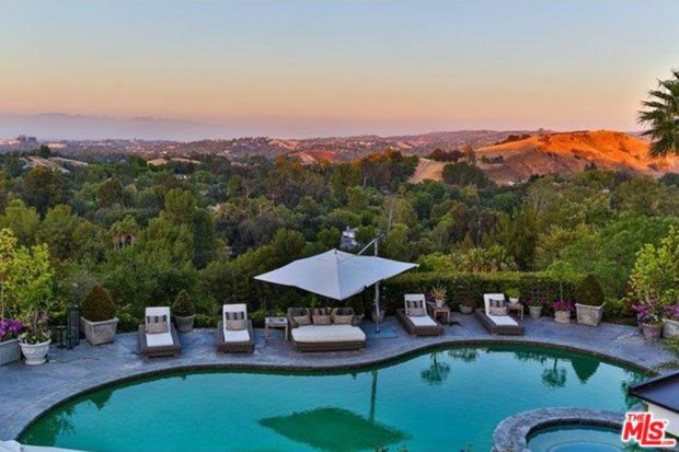 Jennifer-Lopez-home-9-15-pool