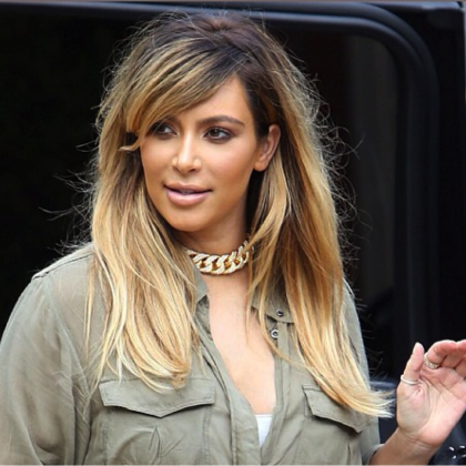 Kim Kardashian toda loira!