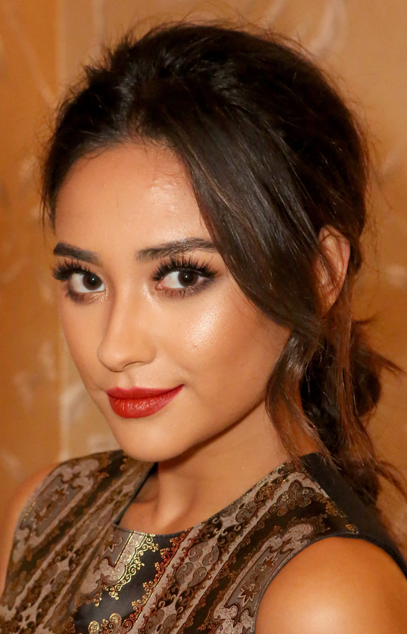 5 maquiagens da Shay Mitchell