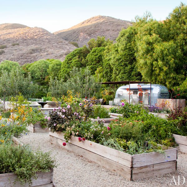 item15.rendition.slideshowVertical.patrick-dempsey-malibu-home-11-gardens-airstream-trailer