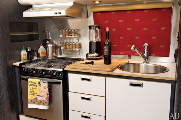 item6.rendition.slideshowHorizontal.matthew-mcconaughey-airstream-07-kitchen
