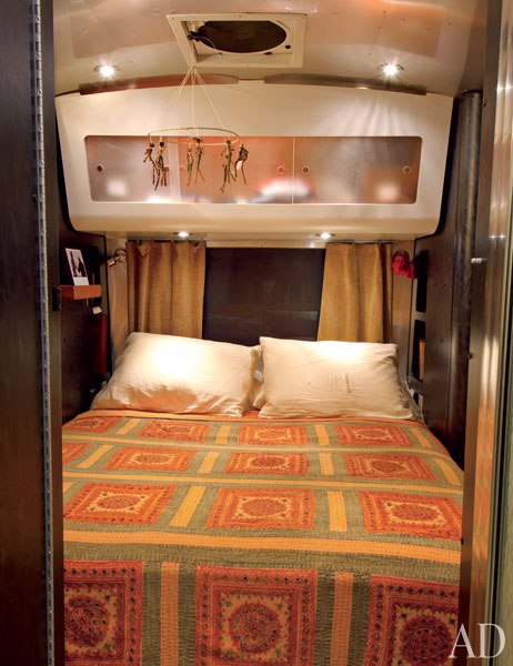 item7.rendition.slideshowVertical.matthew-mcconaughey-airstream-08-bedroom