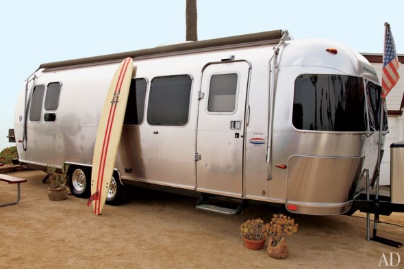 item8.rendition.slideshowHorizontal.matthew-mcconaughey-airstream-10-exterior