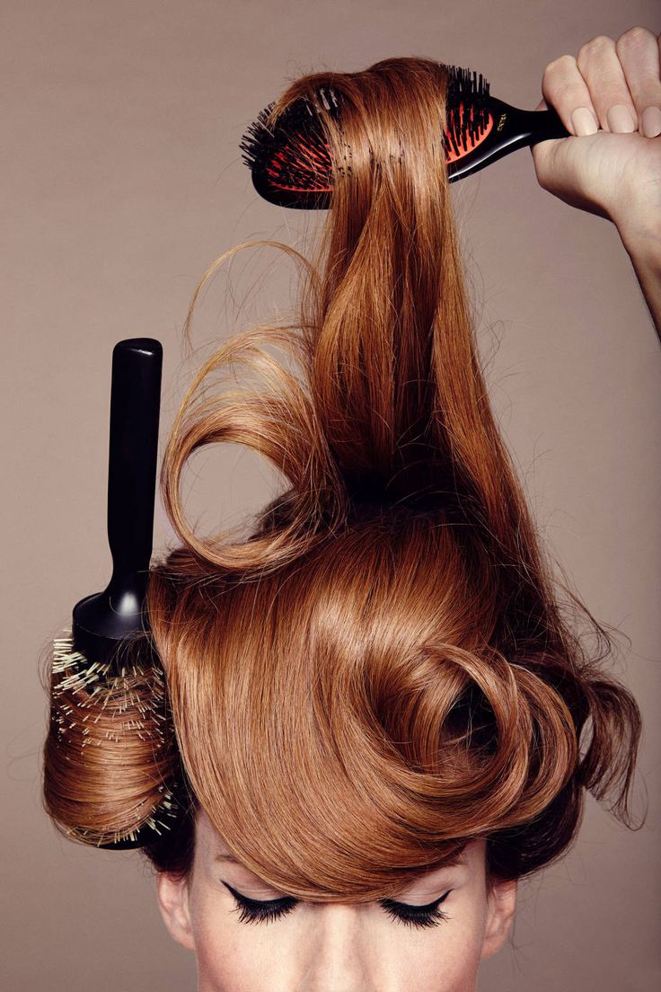 Cabeleireiro seca e modela o cabelo com um secador de cabelo no salão de  beleza