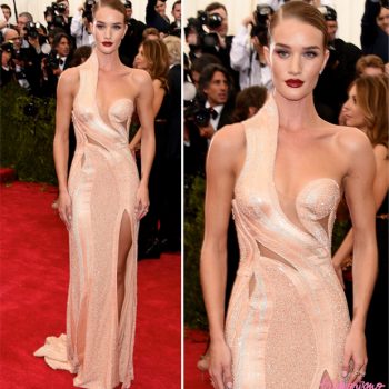 BAILE DO MET 2015: ROSIE HUNTINGTON WHITELEY