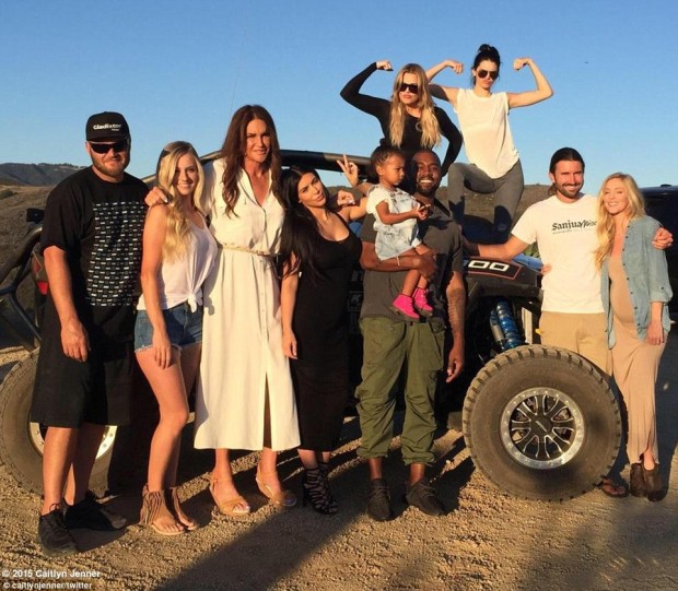 29DEF15C00000578-3134959-Family_time_Caitlyn_Jenner_shared_this_picture_on_Twitter_after_-m-10_1434997651432