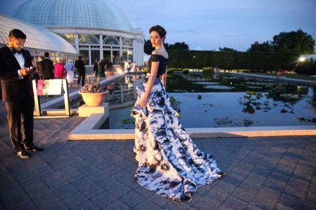 emmy-rossum-the-new-york-botanical-garden-conservatory-ball-june-2015_4