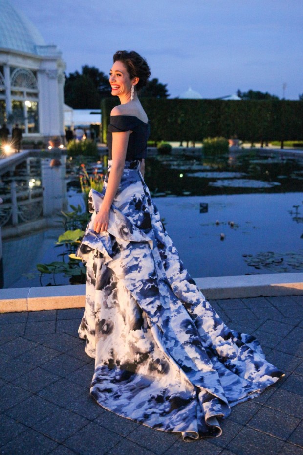 emmy-rossum-the-new-york-botanical-garden-conservatory-ball-june-2015_6