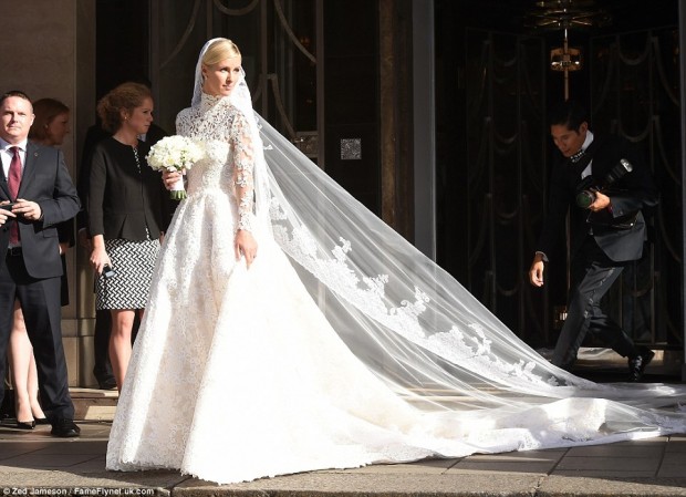 2A6B496900000578-3156282-Blushing_bride_Nicky_Hilton_leaves_Claridge_s_hotel_in_London_th-a-54_1436564092555-3