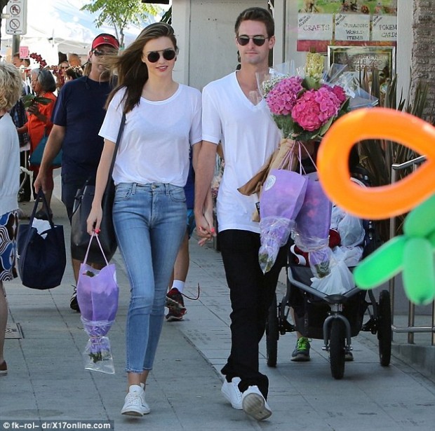 2A7F3AA500000578-3159583-Out_and_about_Miranda_Kerr_and_Evan_Spiegel_were_spotted_togethe-m-4_1436822024420