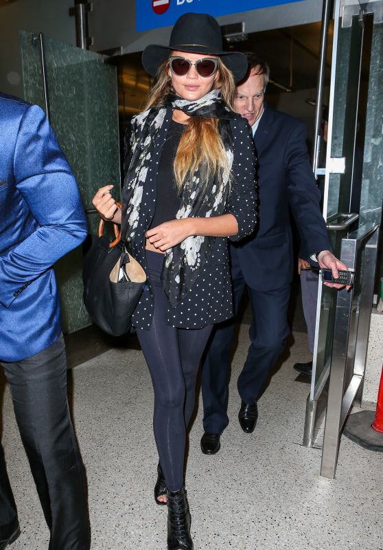 chrissy-teigen-airport-style-at-lax-in-la-june-2015_1_thumbnail