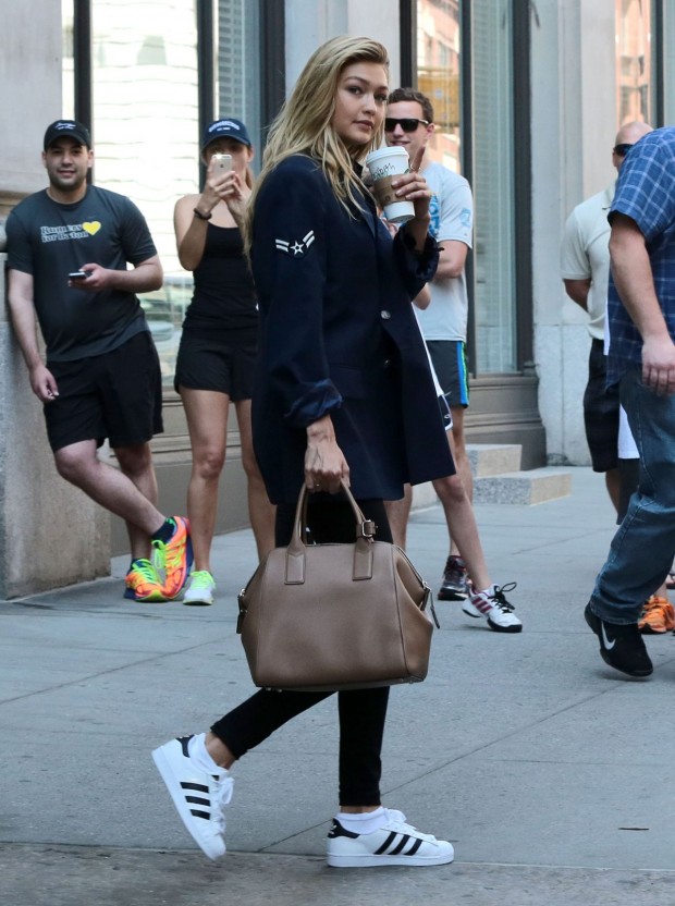 gigi-hadid-leaving-taylor-swift-s-apartment-in-new-york-city-may-2015_4