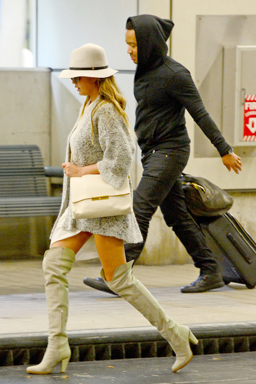 09.MARCH.2015 - MIAMI - USA *** EXCLUSIVE PICTURES *** MULTIPLE AWARD WINNING ARTIST JOHN LEGEND SEEN ARRIVING AT MIAMI AIRPORT WITH HIS WIFE CHRISSY TIEGEN. THE MARRIED COUPLE SHARE A VERY INTIMATE RELATIONSHIP WITH ONE ANOTHER. JOHN RECENTLY REVEALED THE BEST PART OF MARRIAGE IS "MAKING LOVE" BYLINE MUST READ : XPOSUREPHOTOS.COM ***UK CLIENTS - PICTURES CONTAINING CHILDREN PLEASE PIXELATE FACE PRIOR TO PUBLICATION *** **UK CLIENTS MUST CALL PRIOR TO TV OR ONLINE USAGE PLEASE TELEPHONE 0208 344 2007**