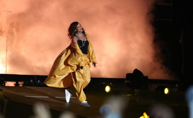 4037713638-rihanna-no-rock-rio