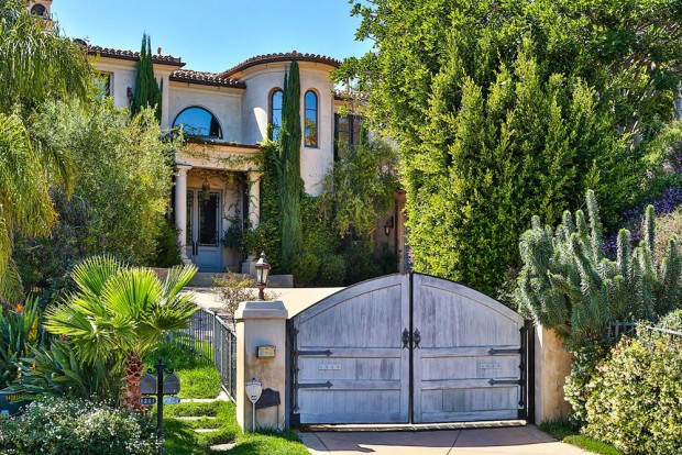 The-OC-House-8-15-Exterior02