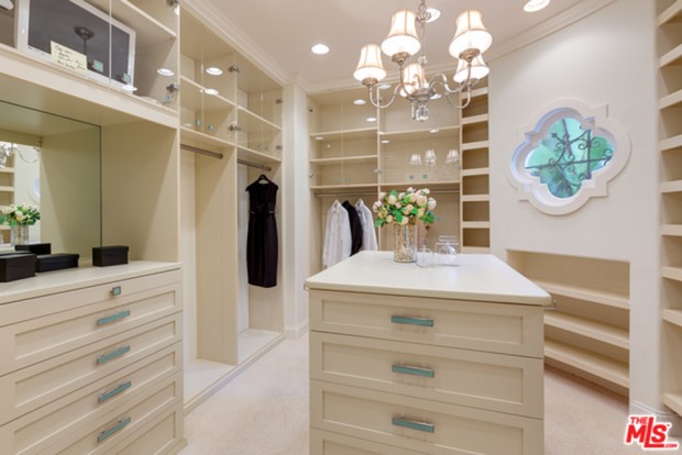 Tyra-Banks-home-9-29-Closet