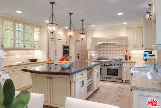 Tyra-Banks-home-9-29-Kitchen