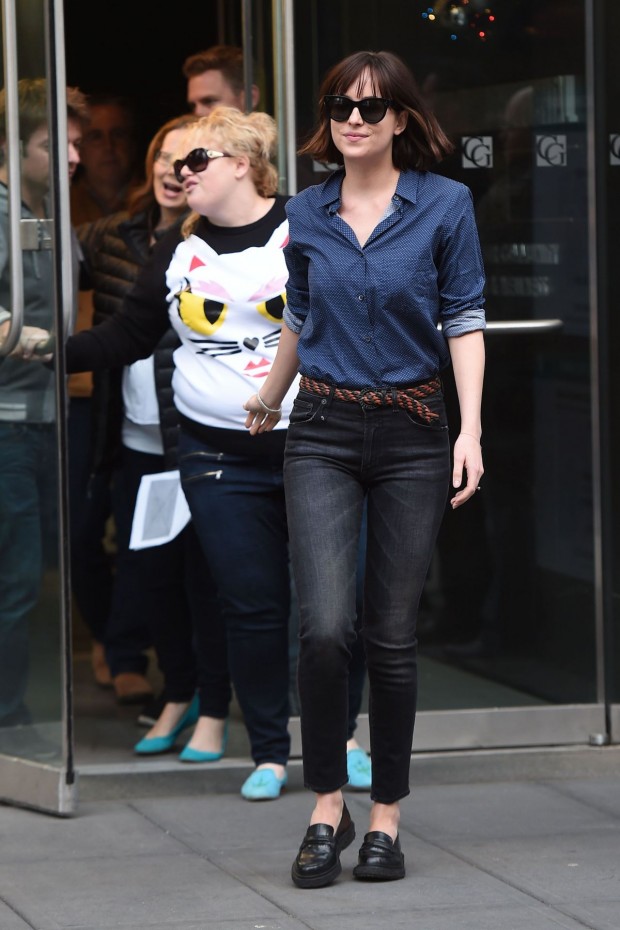 dakota-johnson-on-the-set-of-how-to-be-single-may-2015_11