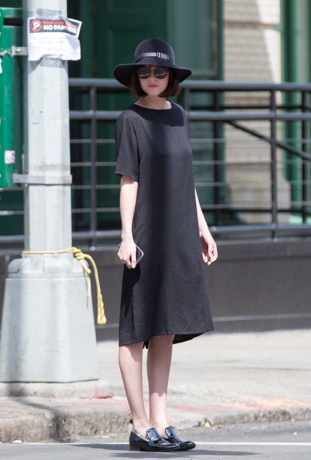 dakota-johnson-with-her-mother-melanie-griffith-walking-around-tribeca-in-ny-may-2015_10