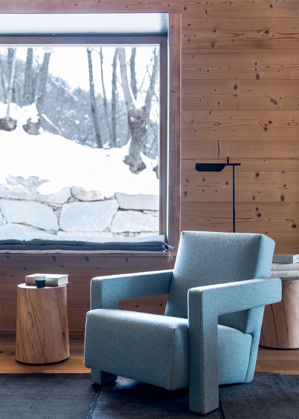 1_coin_detente_avec_fauteuil_design_bleu_dans_chalet