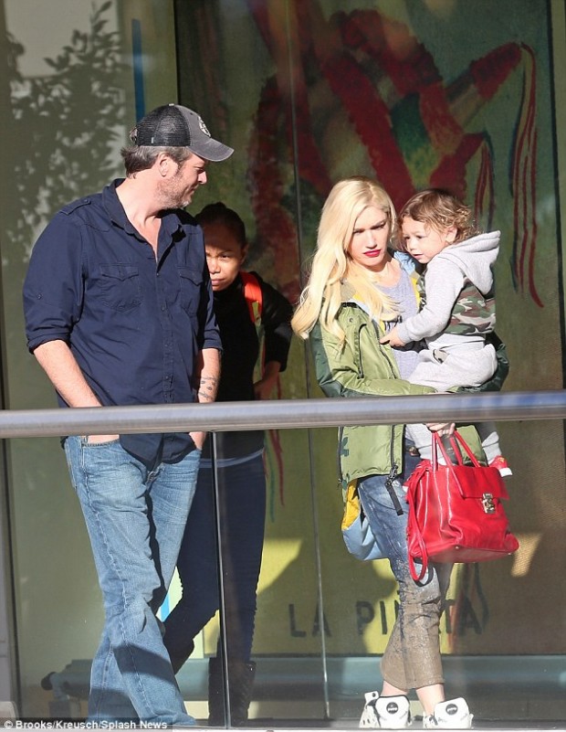 2F7DBA6700000578-3366619-Happy_family_Gwen_Stefani_brought_youngest_son_Apollo_on_a_lunch-m-1_1450483334513