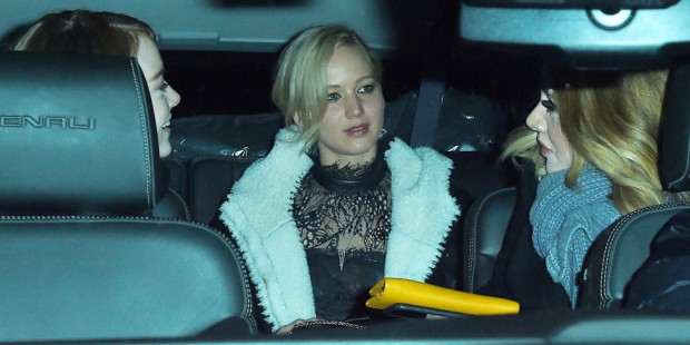 landscape-1448386908-jennifer-lawrence-adele-emma-stone-squad-nyc-112315-4