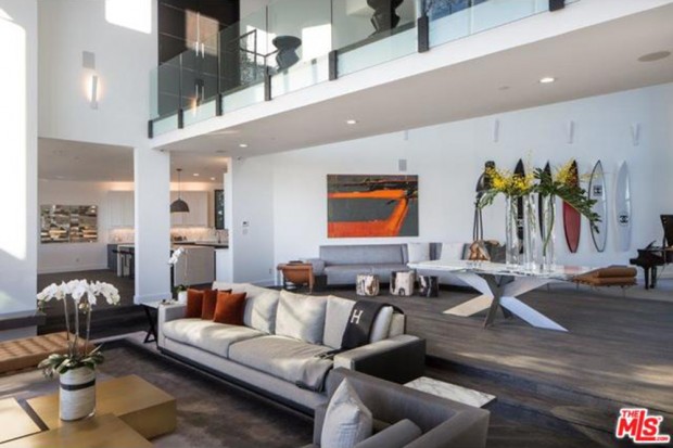 John-Legend-And-Chrissy-Teigen-Beverly-Hills-Real-Estate-Living-Room-2