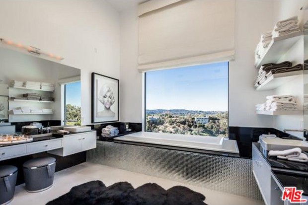 John-Legend-And-Chrissy-Teigen-Beverly-Hills-Real-Estate-Master-bathroom