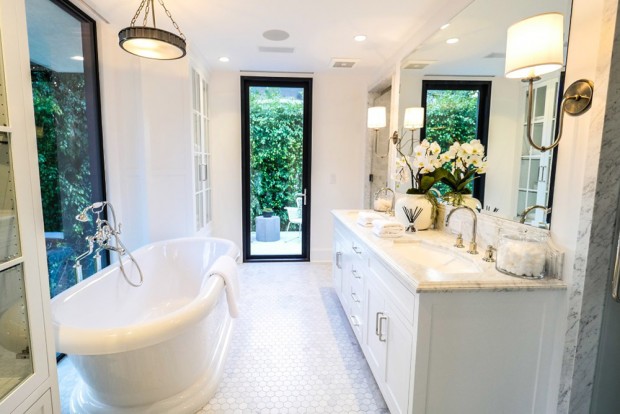 john-krasinski-and-emily-blunt-west-hollywood-home-for-sale-1-8-16-master-bathroom