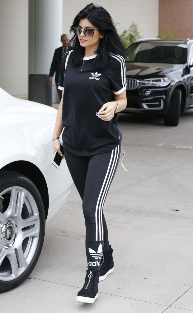 kylie-jenner-shopping-at-neiman-marcus-in-woodland-hills-october-2015_10