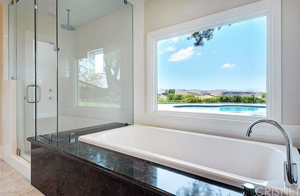 scott-disick-bachelor-pad-bathroom-view-zoom-4aafe998-be1c-41ab-8855-e85a8d072357