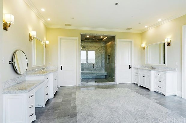 scott-disick-bachelor-pad-bathroom-zoom-ac19de07-64c9-42d4-a8f2-aa043b6d7fd8