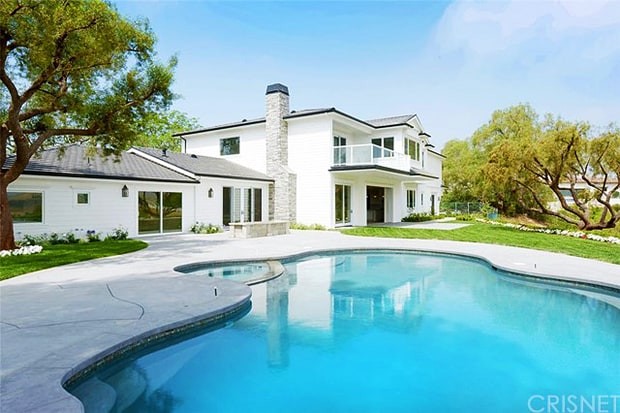 scott-disick-bachelor-pad-pool-zoom-a8e882bd-97c0-4927-8f75-4494c84f4f4d