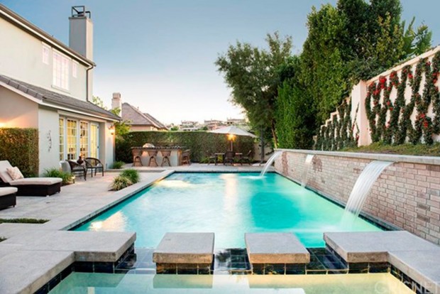 Kris-Jenner-House-In-Calabasas-Backyard-3