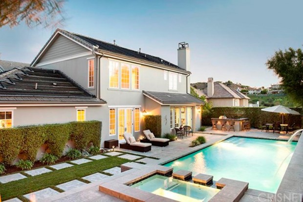 Kris-Jenner-House-In-Calabasas-Backyard-6