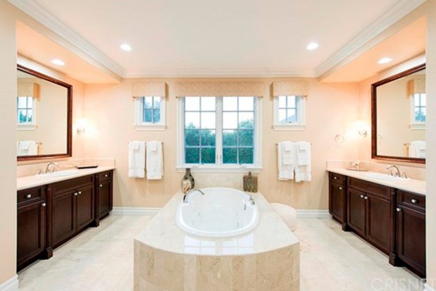 Kris-Jenner-House-In-Calabasas-Bathroom