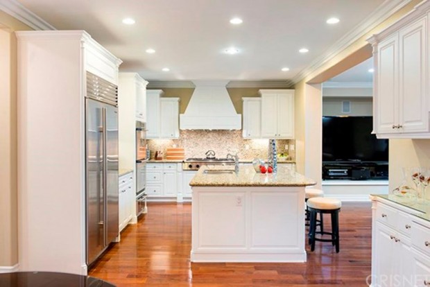 Kris-Jenner-House-In-Calabasas-kitchen-5