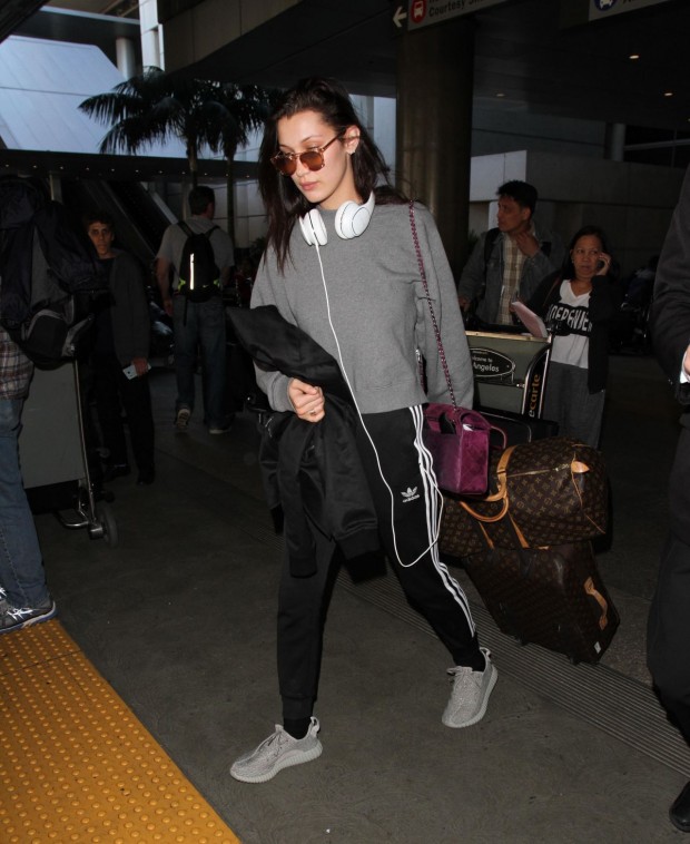 bella-hadid-airport-style-lax-in-la-december-2015_6