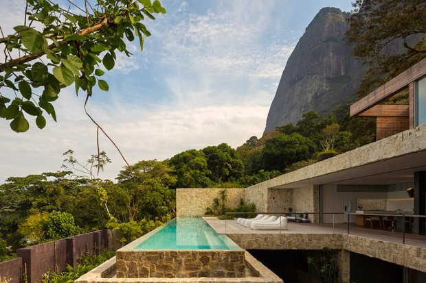 Luxury-Villa-in-Brazil-by-Studio-Arthur-Casas-1