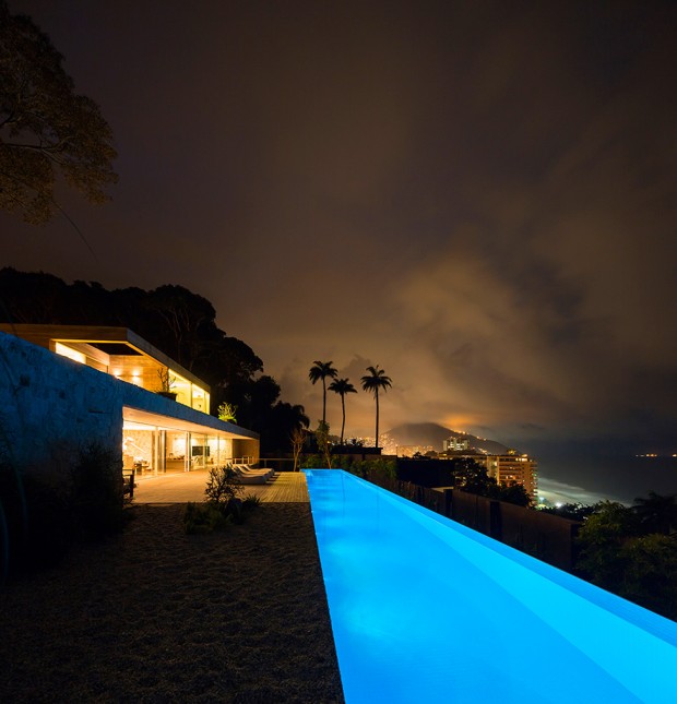 Luxury-Villa-in-Brazil-by-Studio-Arthur-Casas-10