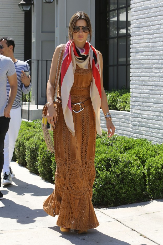 alessandra-ambrosio-outfit-ideas-out-in-west-hollywood-6-16-2016-4