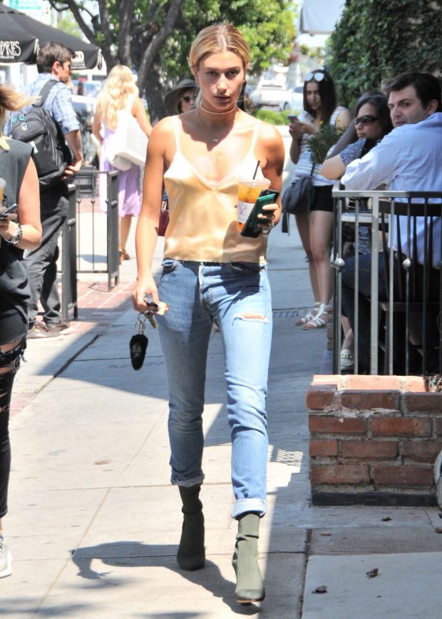 hailey-baldwin-urban-style-alfred-coffee-in-west-hollywood-7-29-2016-11