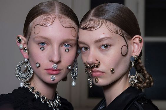Bling piercing Givenchy