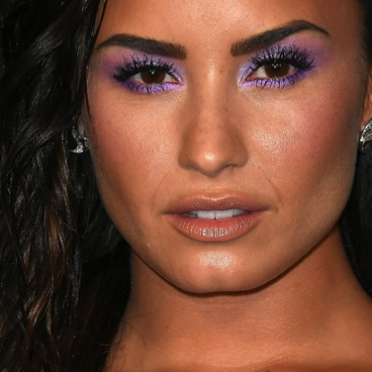 Sombra Lilás? Anitta e Demi Lovato usam!