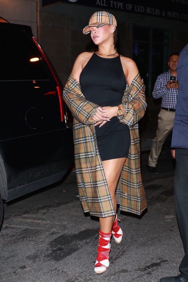 LOOKS-RIHANNA